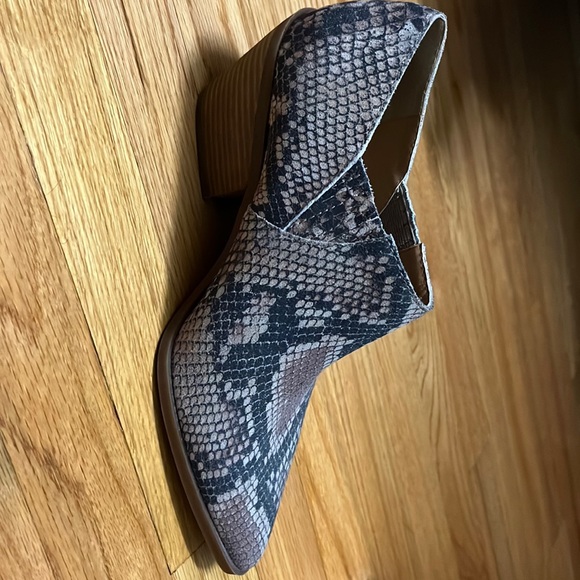 Lucky brand bootie size 9.5 never worn - Picture 2 of 4